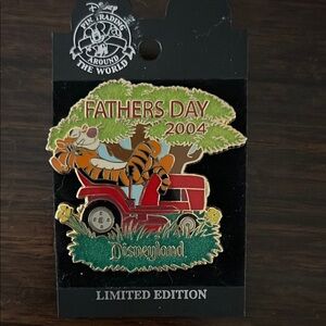 Disney DLR - Father's Day 2004 - Tigger on Lawnmower